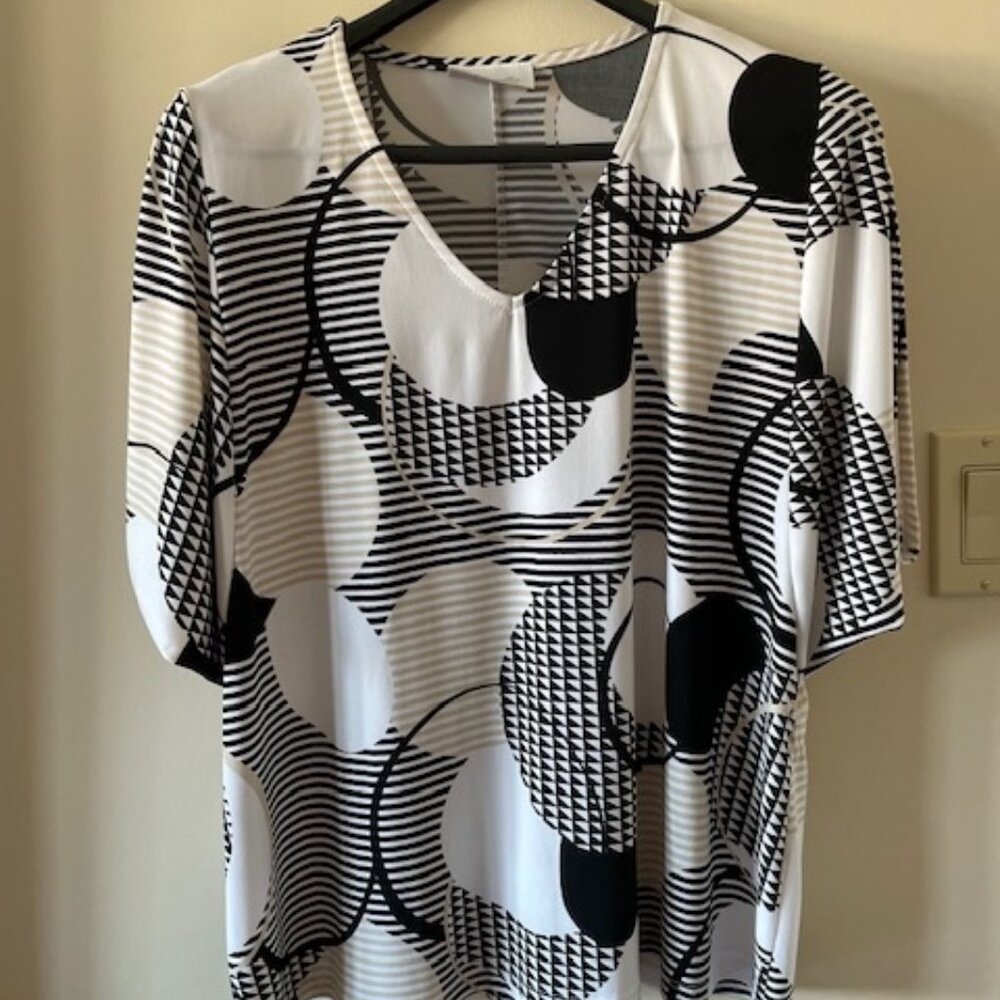 Marallis Black/White Circled Pattern Cap Sleeve Blouse – Size L